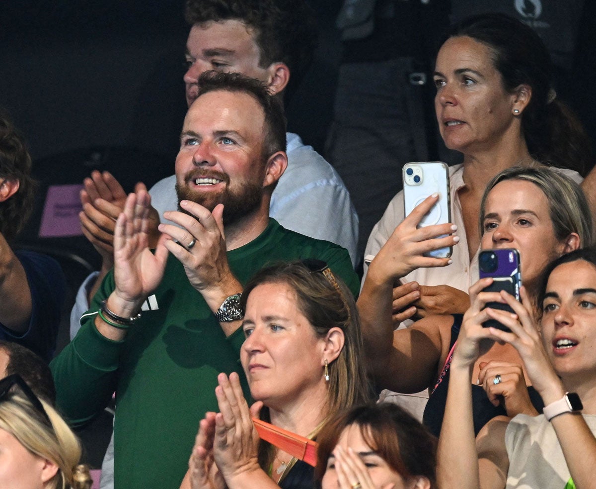 Shane Lowry celebrates Ireland's Daniel Wiffen winning gold in the 800m freestyle