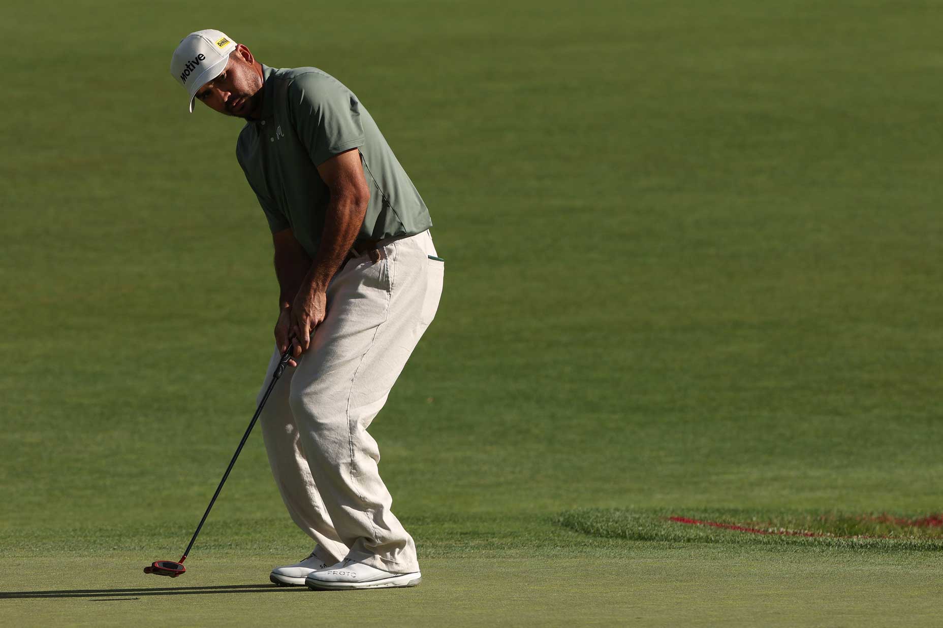 Jason Day bereaksi terhadap pukulan putt di Kejuaraan BMW.