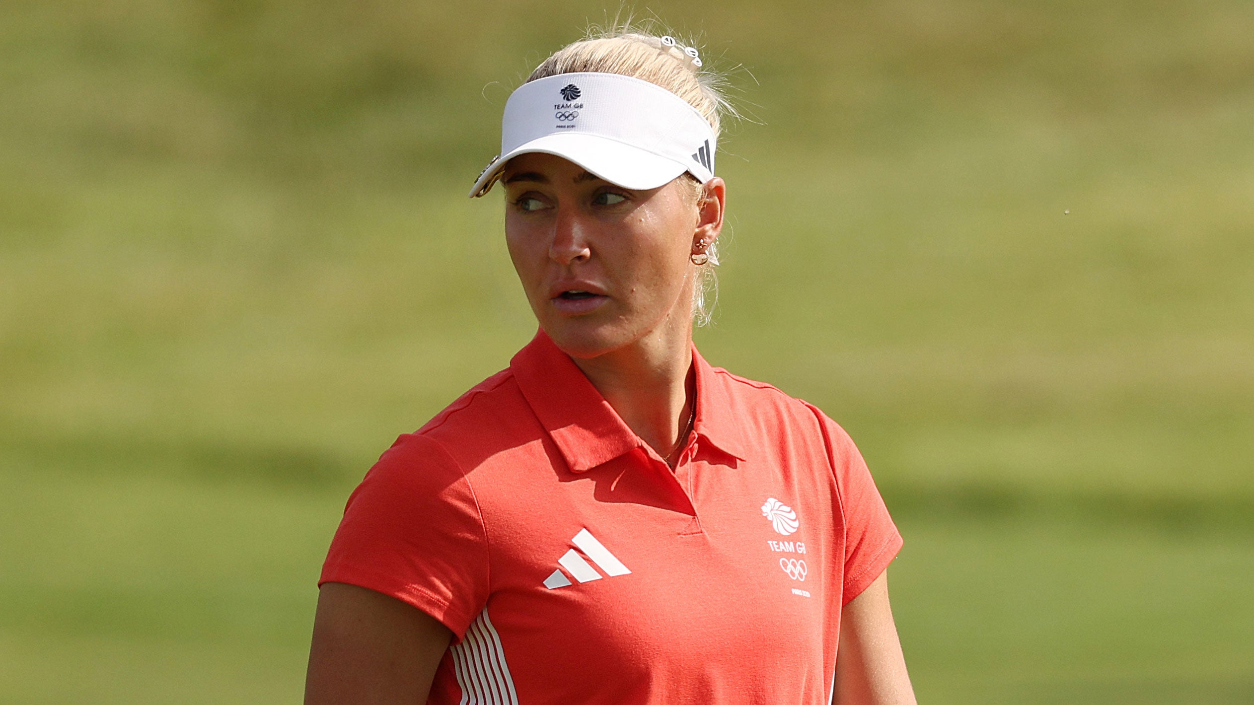 Charley Hull dari Tim Inggris Raya melihat ke lubang ketiga selama Hari Pertama Stroke Play Perorangan Wanita