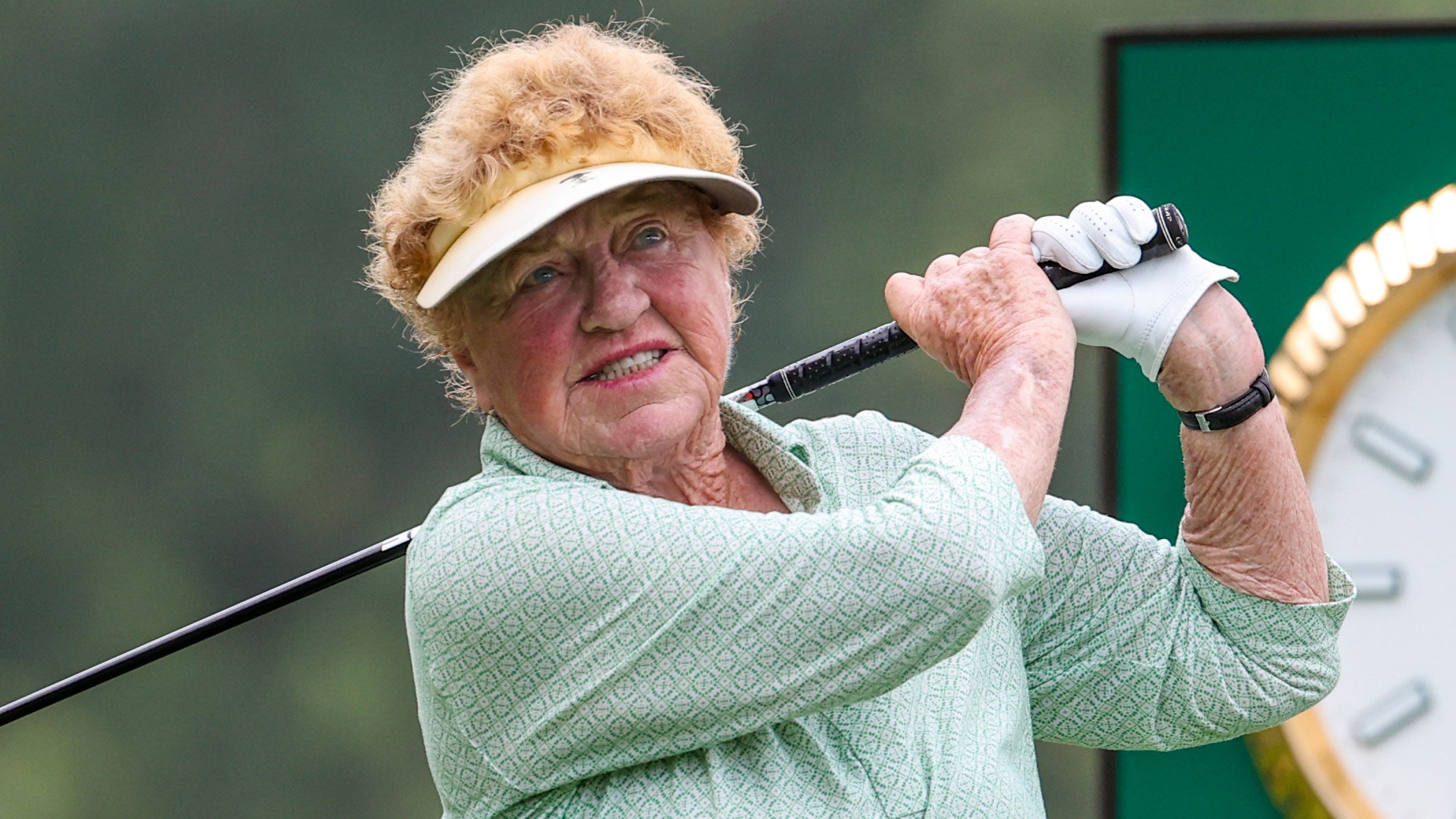 Keterangan JoAnne Carner melakukan pukulan tee-nya di hole kesembilan selama putaran latihan menjelang US Senior Women's Open 2024 di Fox Chapel Golf Club