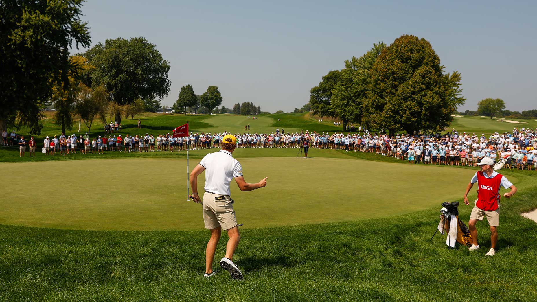 Noah Kent chips in at the U.S. Amateur.