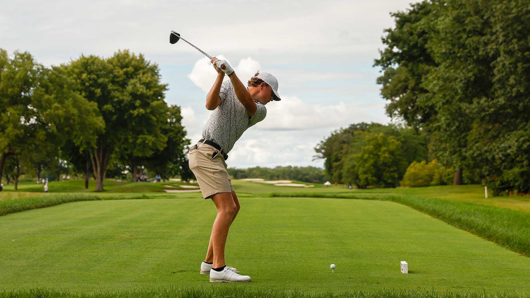 Noah Kent plays his tee shot on the 15th hole during the quarterfinals of the 2024 U.S. Amateur at Hazeltine National Golf Club in Chaska, Minn.