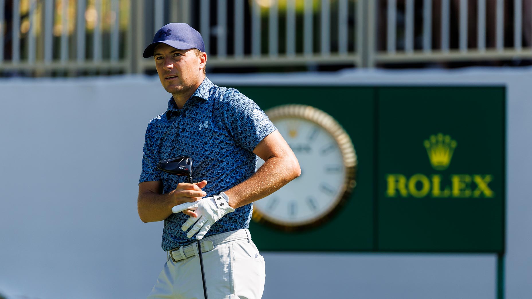 jordan spieth memegang driver di kejuaraan fedex st jude