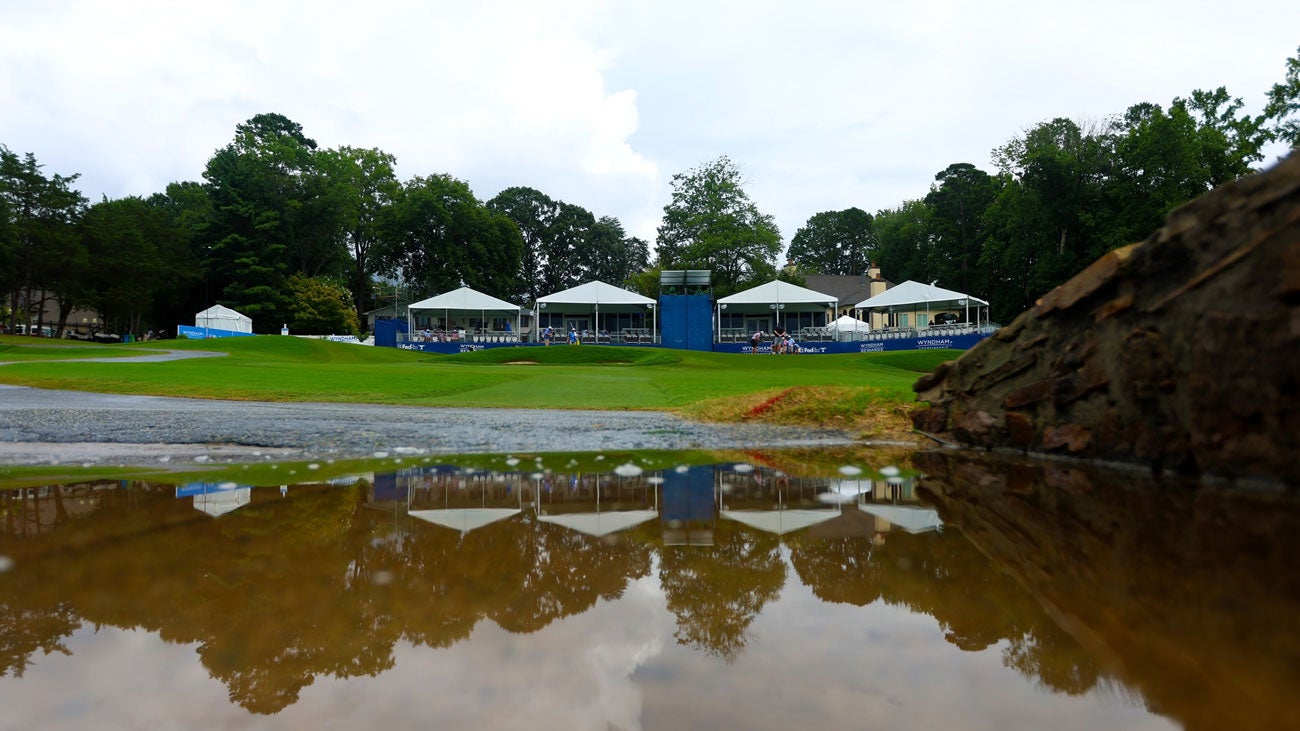 Air menggenang di jembatan fairway ke-16 selama latihan sebelum Kejuaraan Wyndham di Sedgefield Country Club