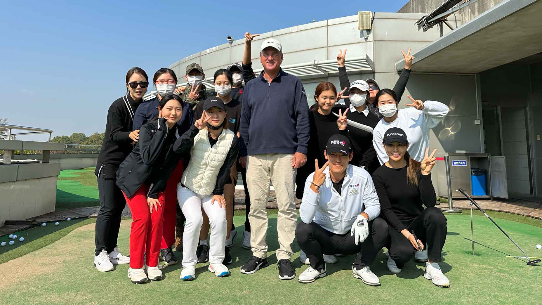 Guru GOLF Top 100 Brian Mogg bersama beberapa anak didiknya dari Korea Selatan.