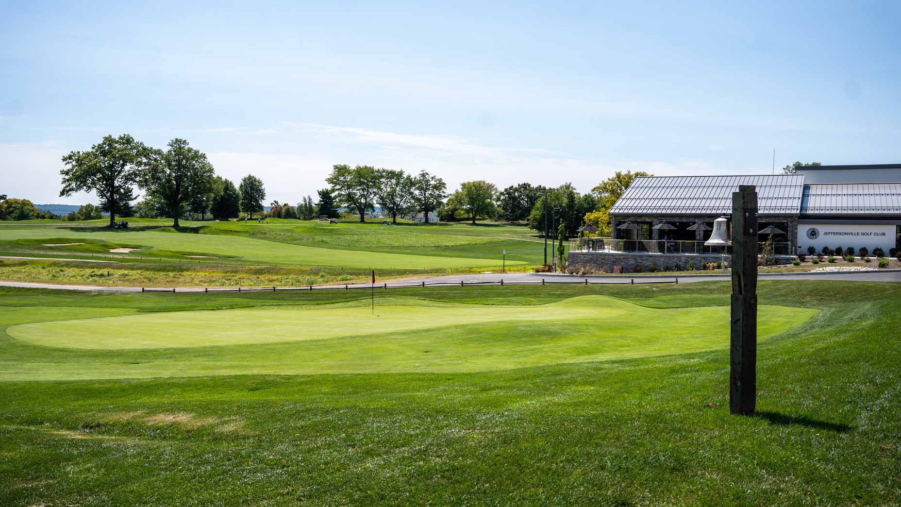 The 18th green at Jeffersonville with the clubhouse in the background.