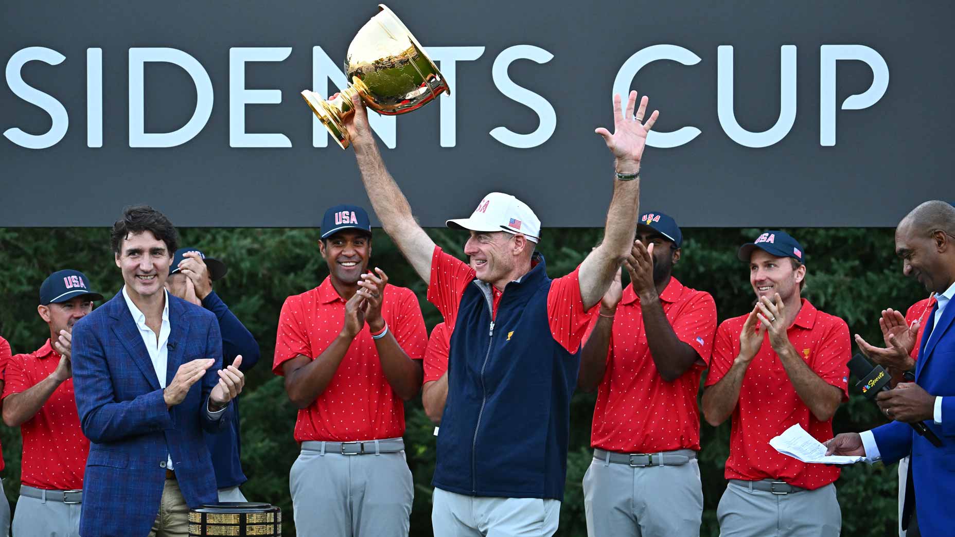 Jim Furyk lifts the Presidents Cup trophy.