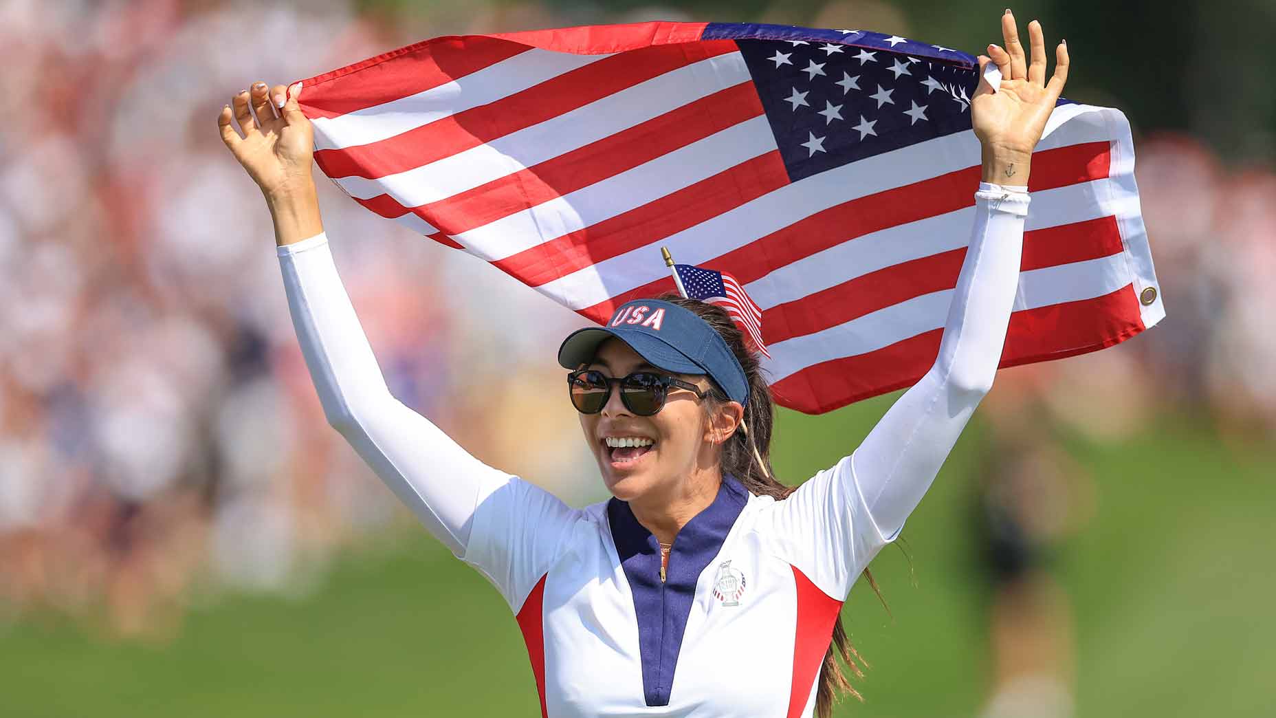 alison lee memegang bendera amerika di atas kepalanya untuk merayakan kemenangannya di piala solheim