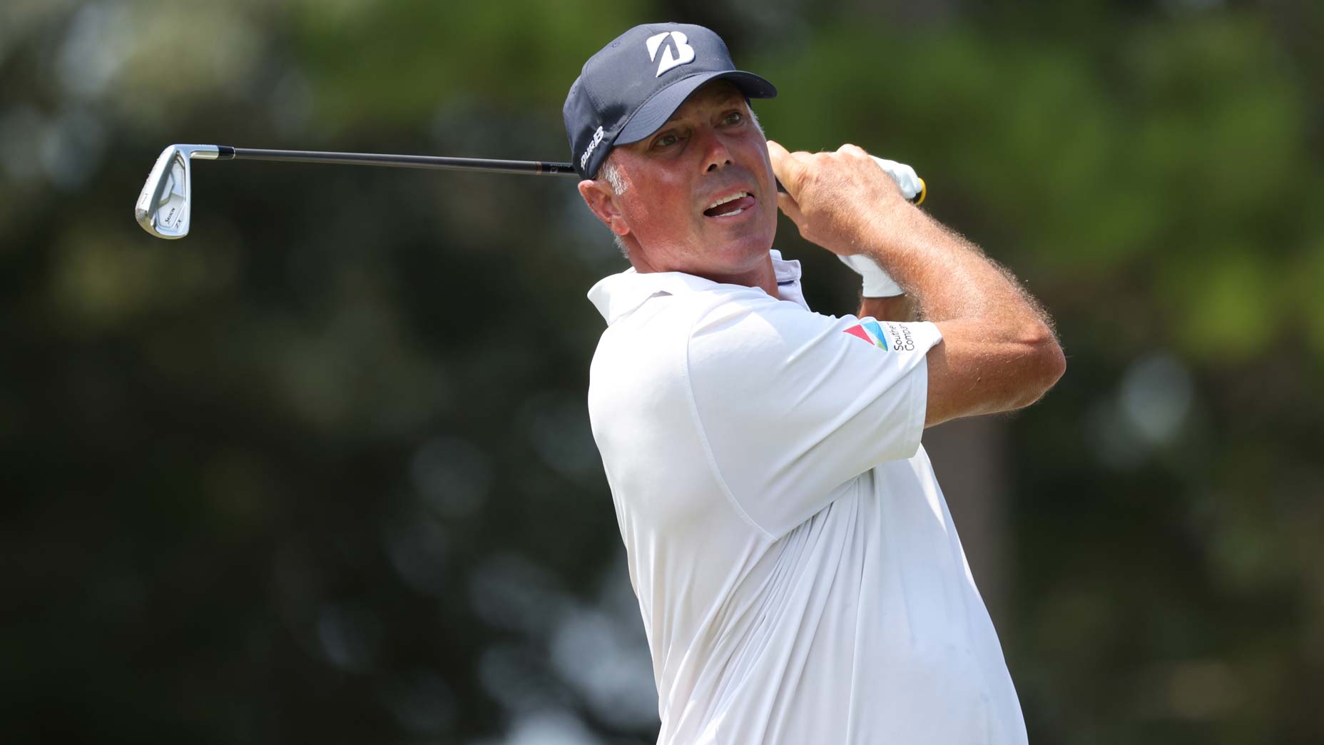 Matt Kuchar memainkan pukulannya dari tee ke-16 selama putaran ketiga Kejuaraan Wyndham 2024 di Sedgefield Country Club.