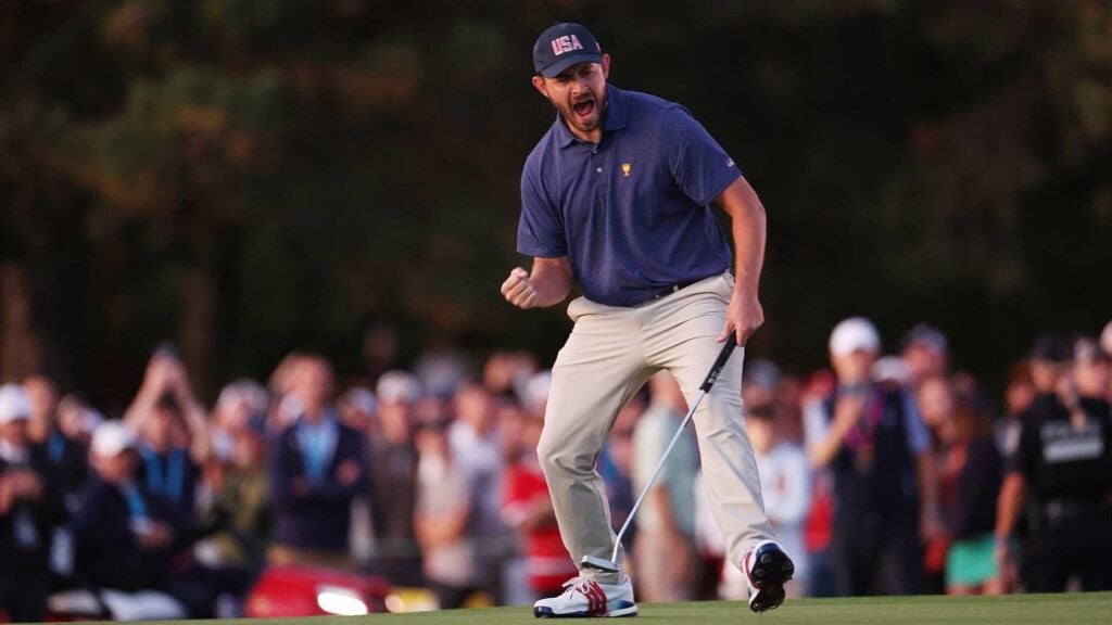 patrick cantlay screams at the presidents cup after rolling in birdie putt in blue shirt