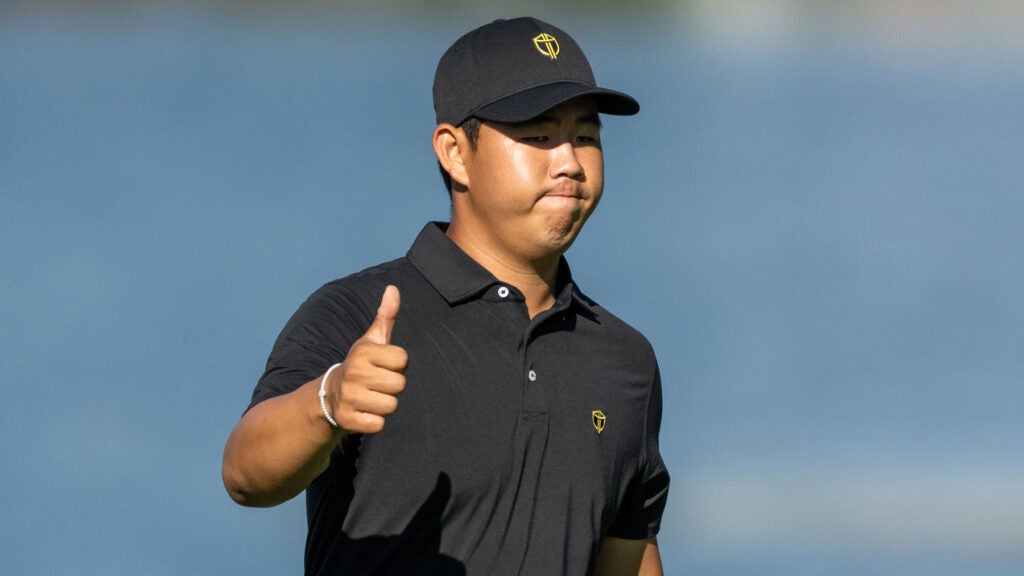 International Team golfer Tom Kim salutes the crowd on the 16th green at the 2024 Presidents Cup