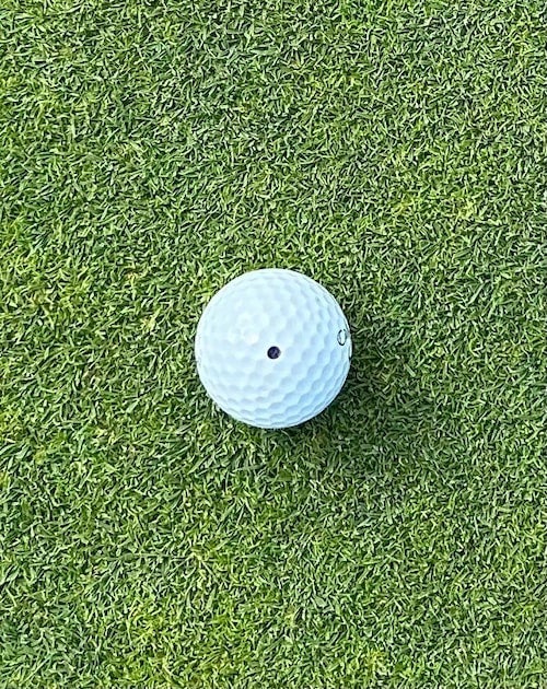 A single dot on the golf ball for putting alignment