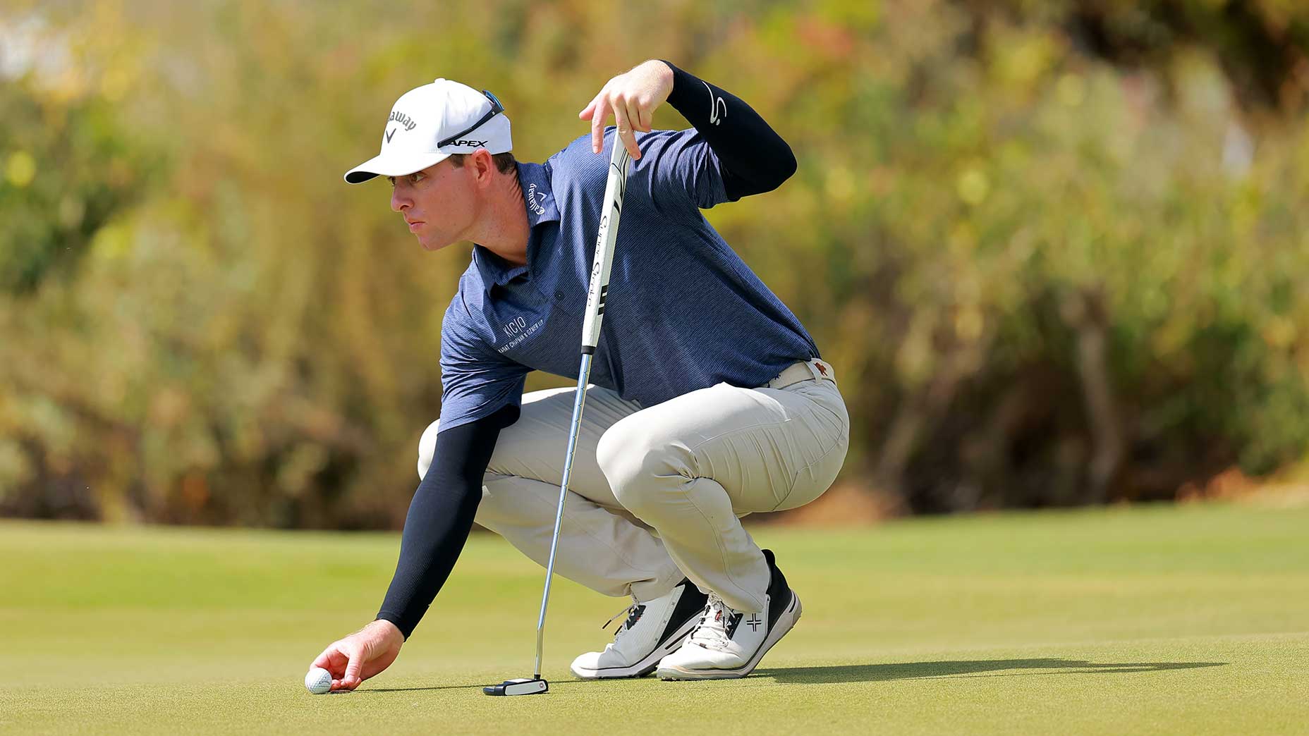 Max Greyserman reads a putt.