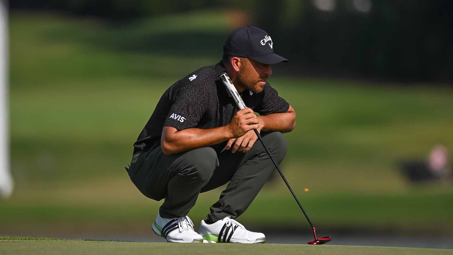 Xander Schauffele reading a putt