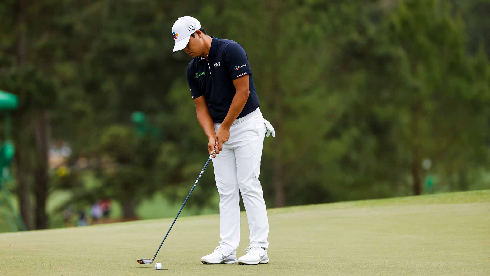 Si Woo Kim putts with a 3-wood at the Masters.