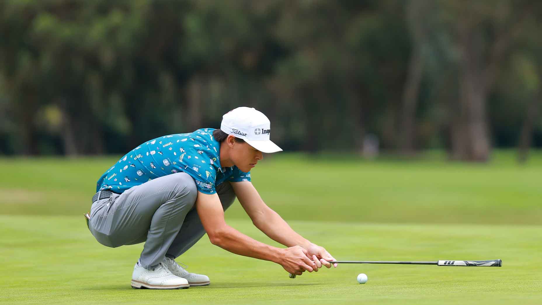 johnny keefer lines up putt