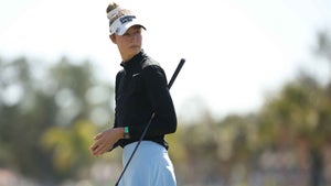 nelly korda carries her putter during the 2025 founders cup