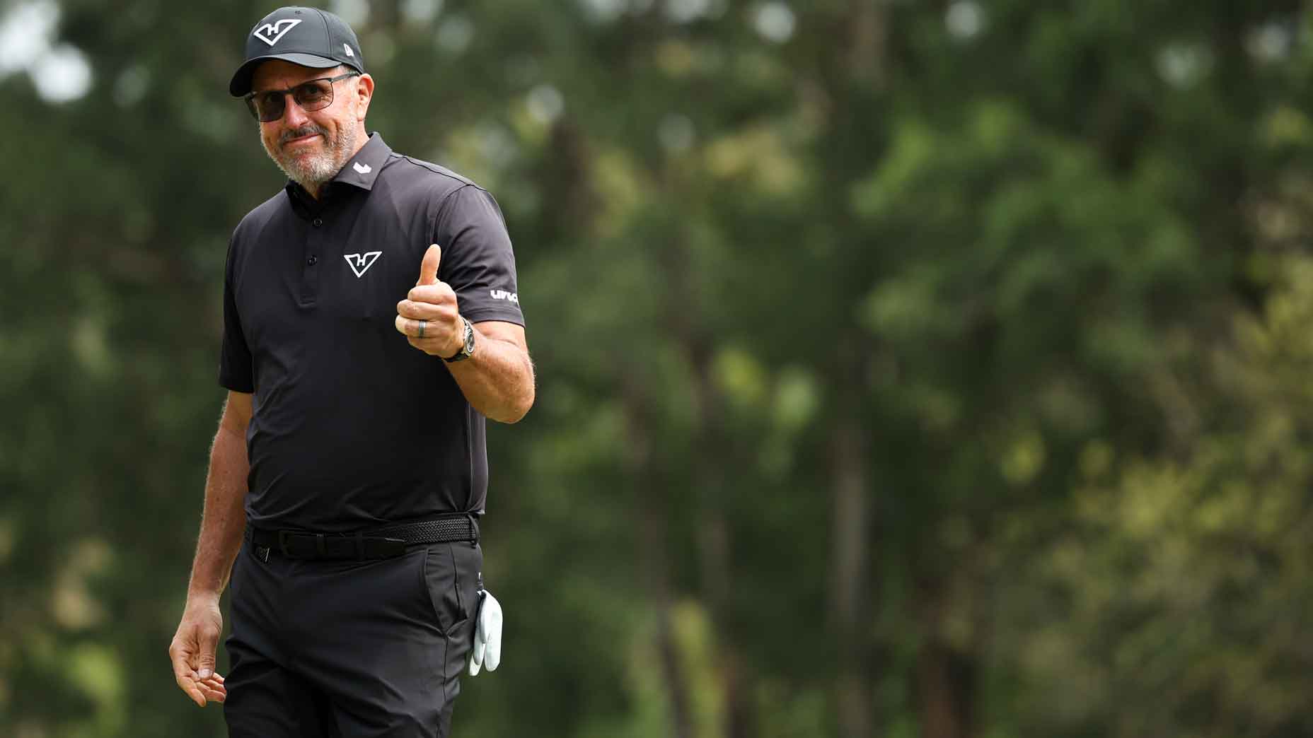 Phil Mickelson gives fingers to fan fans in Liv Hong Kong