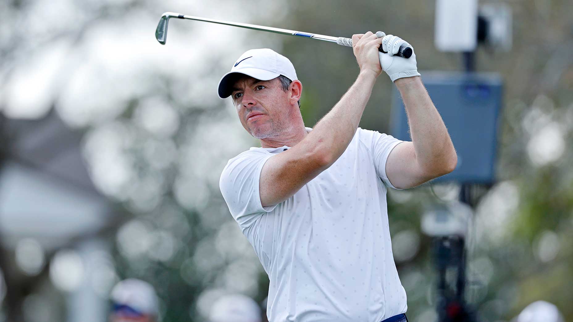 Rory Mcilroy watches a blow during the last round of Arnold Palmer Invitational in Bay Hill.