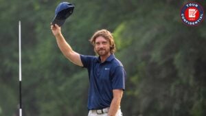 tommy fleetwood waves to the crowd