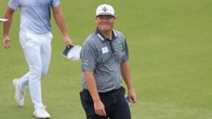 Sungjae Im, who denied LIV rumors, smiles to the fans during the 2025 Tour Championship.