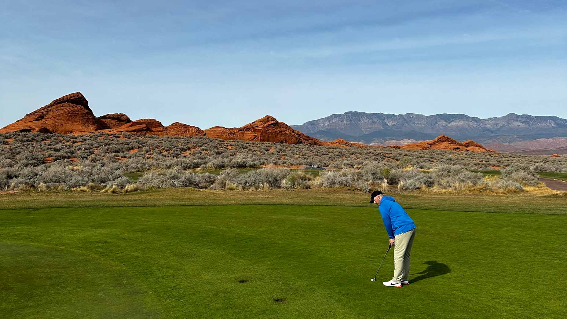 Andrew Miller lines ​up a putt.