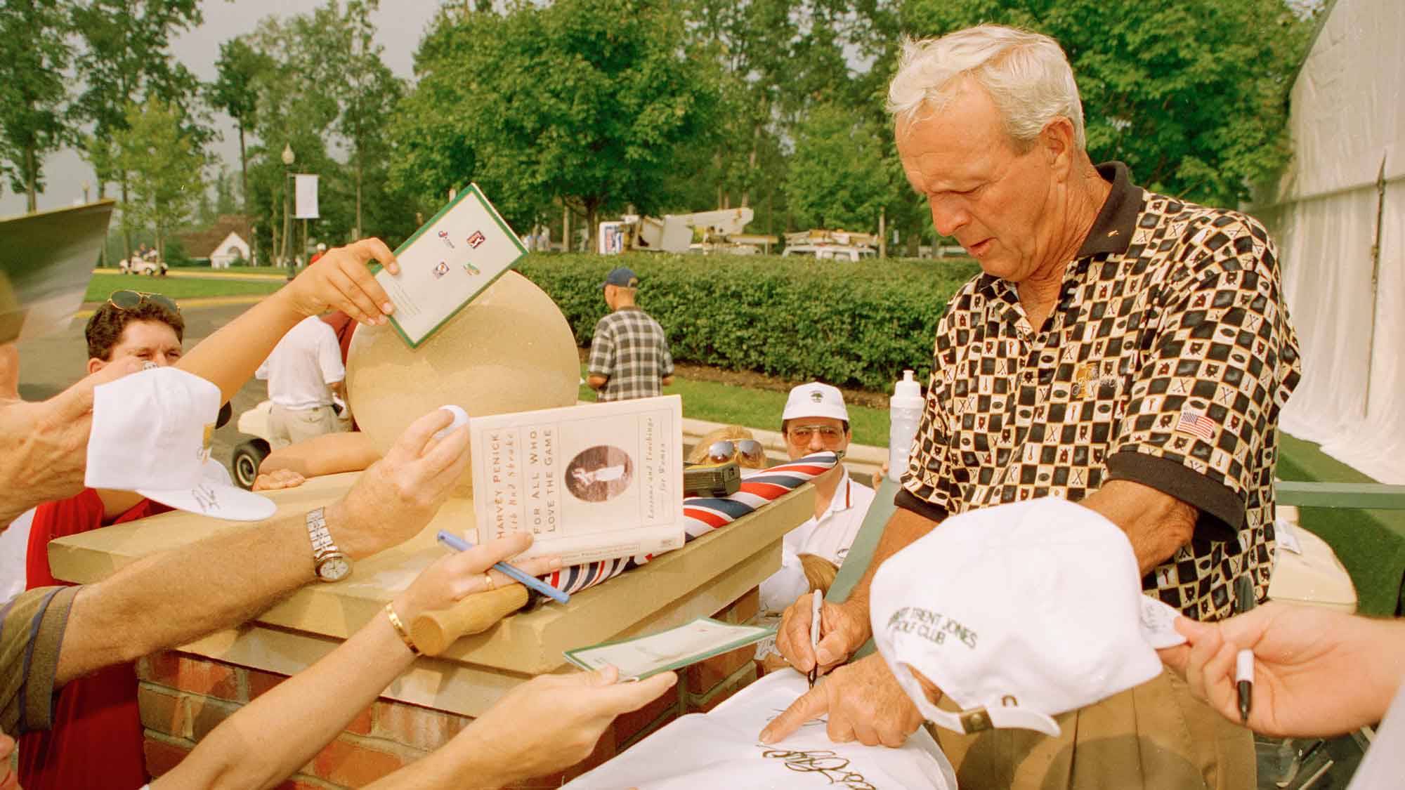Arnold Palmer signing autographs 1996 Presidents Cup - September Robert Trent Jones Golf Club Gainesville, Virginia
