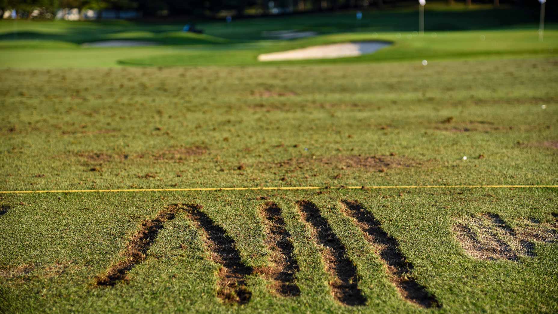 How to expertly analyze your divot pattern to diagnose swing flaws How to expertly analyze your divot pattern to diagnose swing flaws