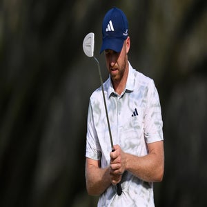 daniel berger holds putter in pain at the arnold palmer invitational