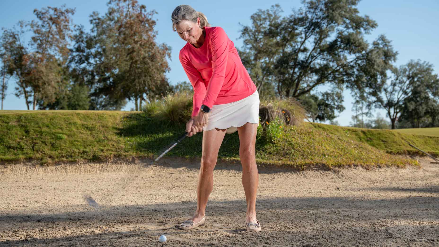 The difference between hitting fairway and greenside bunker shots The difference between hitting fairway and greenside bunker shots