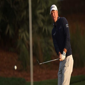 tom hoge chips onto the green