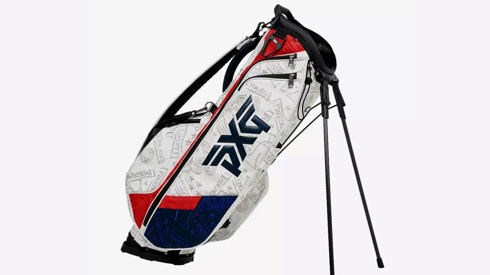 Auf seinen ausziehbaren Beinen steht eine weiß-rot-blaue Golftasche mit schwarzem PXG-Logo. Perfekt für eine patriotische Feier oder zum Vorzeigen Ihrer roten, weißen und blauen Ausrüstung. Es verfügt über karierte und grafische Muster und einen bequemen Schultergurt.