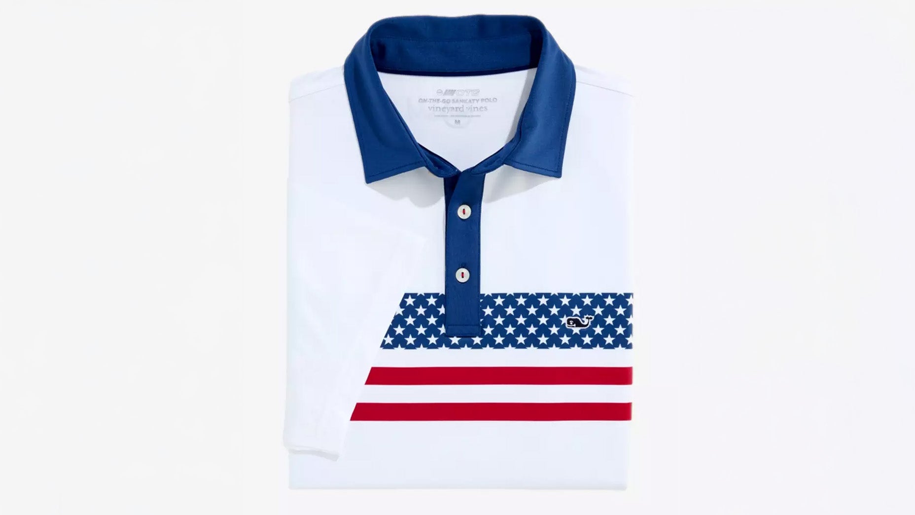 Weißes, gefaltetes Poloshirt mit blauem Kragen und Knöpfen sowie weißen Sternen auf blauen und roten Streifen – ein stilvolles Kleidungsstück in Rot, Weiß und Blau, perfekt für jede patriotische Feier oder den 250. Geburtstag Amerikas.