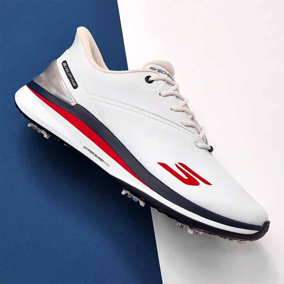 Dieser weiße Sneaker mit roten und dunkelblauen Akzenten eignet sich perfekt für eine patriotische Feier oder in Kombination mit roter, weißer und blauer Ausrüstung. Er verfügt über ein auffälliges rotes Logo, eine dunkelblaue Außensohle und metallische Fersendetails auf einem geteilten blauen und weißen Hintergrund.